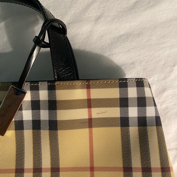 Small Authentic Burberry Tote in Classic Plaid With Black Patent Handles - Picture 6 of 6